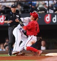 　８回、大盛（右）と接触する野村（撮影・中島達哉）