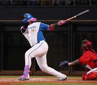 　９回、同点２点適時打を放つレイエス（撮影・中島達哉）