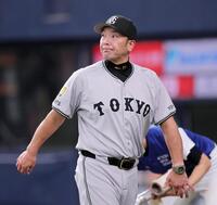 　７回を終え、選手交代を告げた阿部監督