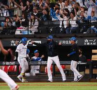 　９回２死から同点に追いつき、歓喜する新庄監督（中央）ら（撮影・中島達哉）