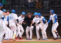 　１０回、サヨナラ本塁打を放った田宮（６４）を迎える日本ハムナイン（撮影・中島達哉）