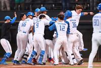 　１０回、サヨナラ本塁打を放ち、ナインから手荒く祝福される田宮（中央）＝撮影・中島達哉