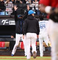 　１０回、サヨナラ本塁打を放った田宮（右）をバンザイで迎える新庄監督（撮影・中島達哉）