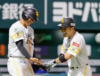 　４回、先制２ランを放ち、一走柳町（左）に迎えられる近藤