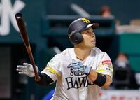 　４回、近藤が右越えに先制２ランを放つ