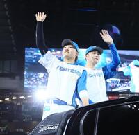 　スタンドのファンの歓声に応える（左から）田宮、柳川（撮影・中島達哉）