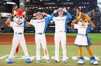 　「ゆあビーム」で記念撮影に応じる田宮（左）と柳川（撮影・中島達哉）