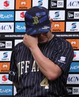 　大阪桐蔭時代のチームメート・福森大翔さんへの思いがこみ上げ、ヒーローインタビューで涙をぬぐう森（撮影・坂部計介）