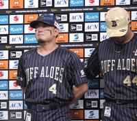 　ヒーローインタビューで涙ぐむ森（撮影・坂部計介）