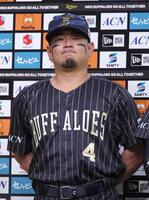 　大阪桐蔭時代のチームメイト・福森大翔さんへの思いがこみ上げ、ヒーローインタビューで涙を流す森（撮影・坂部計介）