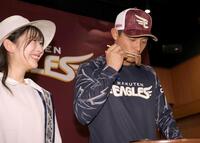 　神戸観光親善大使の市来碧唯さん（左）から贈呈された神戸牛の赤身ステーキを試食する辰己（撮影・西岡正）