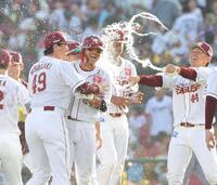 　１２回、サヨナラ内野安打を放ち、ナインに祝福される黒川（中央）＝撮影・西岡正