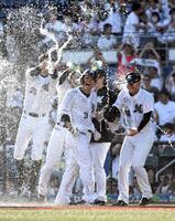 　９回、角中（中央）はサヨナラの左犠飛をを放ち、手荒い祝福を受ける（撮影・佐藤厚）