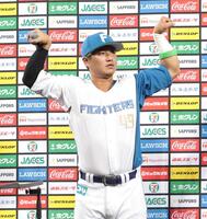 　ヒーローインタビューでポーズを決める日本ハム時代の佐藤龍＝２０２２年８月