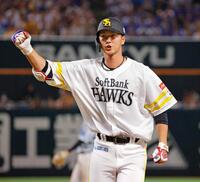 　８回、同点打を放ちガッツポーズする秋広