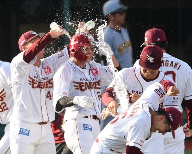 　１２回、サヨナラ打放ち祝福される黒川（撮影・金田祐二）
