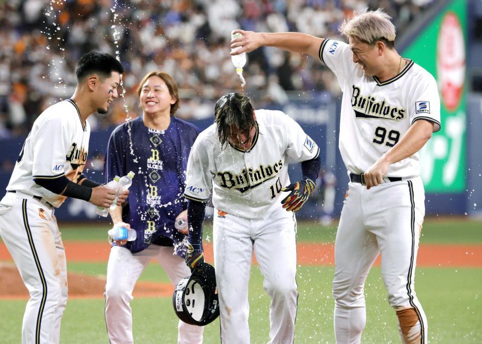 　１１回、サヨナラとなる押し出しの四球を選び、杉本（右）らから祝福される大城（撮影・坂部計介）