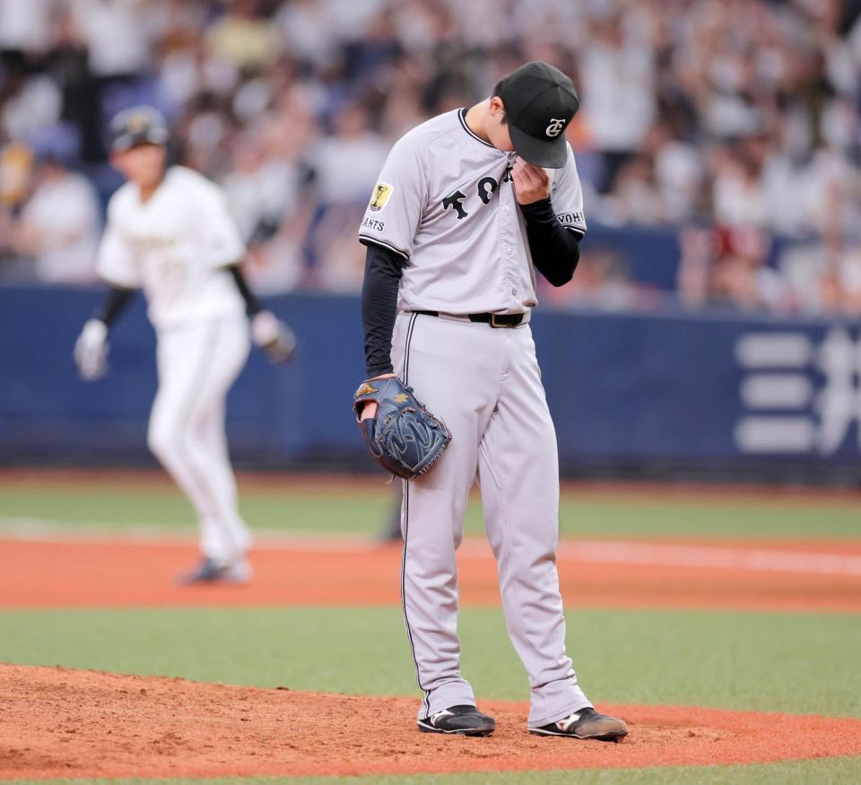 　１１回、大城にサヨナラの押し出し四球を与え、肩を落とす中川