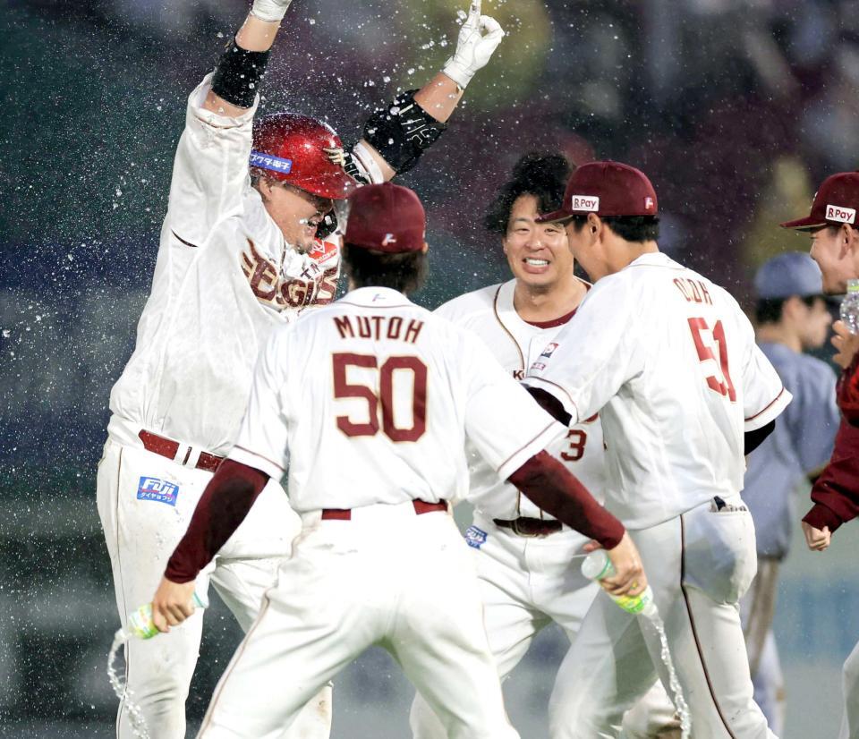 　サヨナラ打を放ち、ナインに祝福される石原（左）