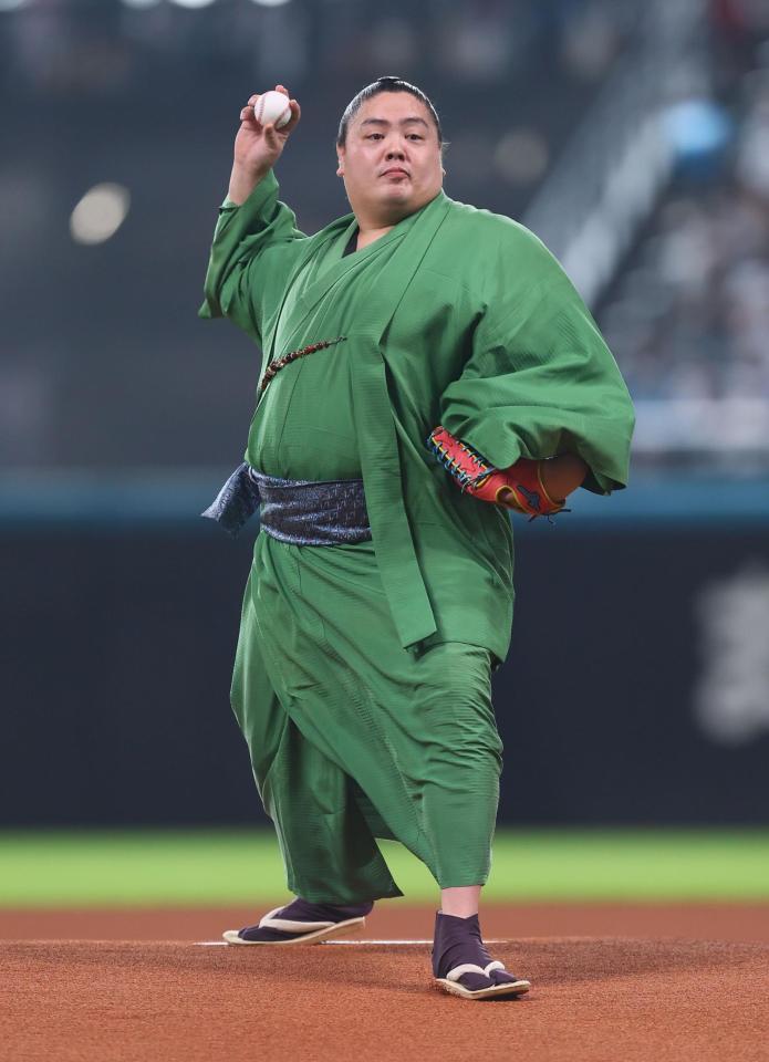 　ファーストピッチセレモニーで投球する一山本（撮影・中島達哉）