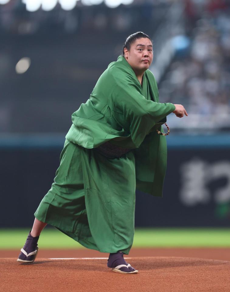 　ファーストピッチセレモニーで投球する一山本（撮影・中島達哉）