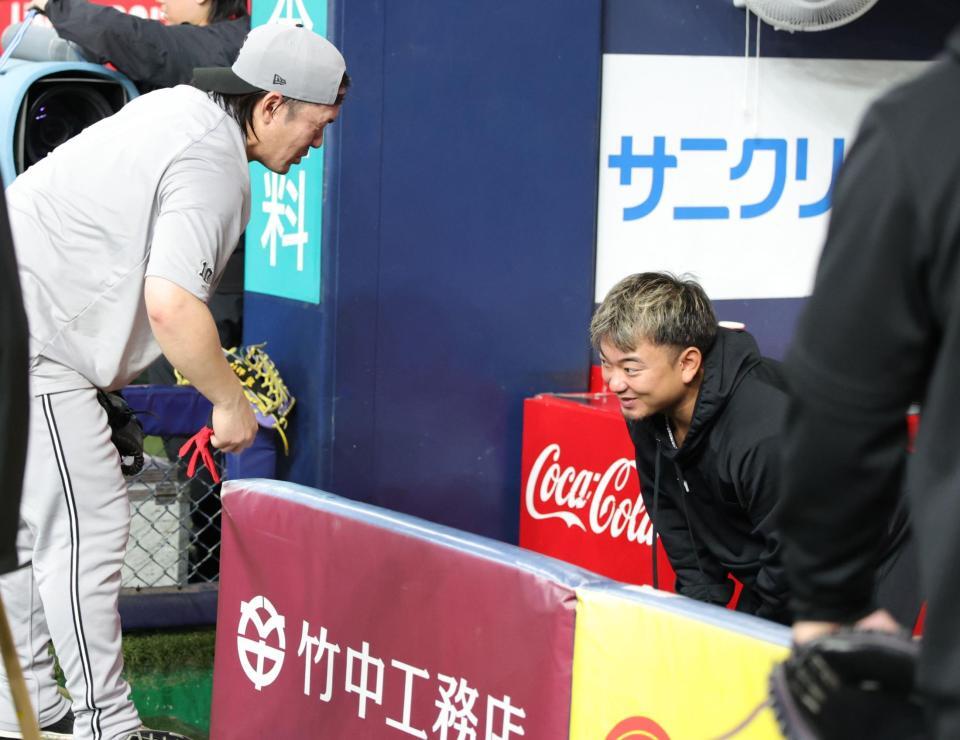 　試合前、話をする森（右）と甲斐（撮影・坂部計介）