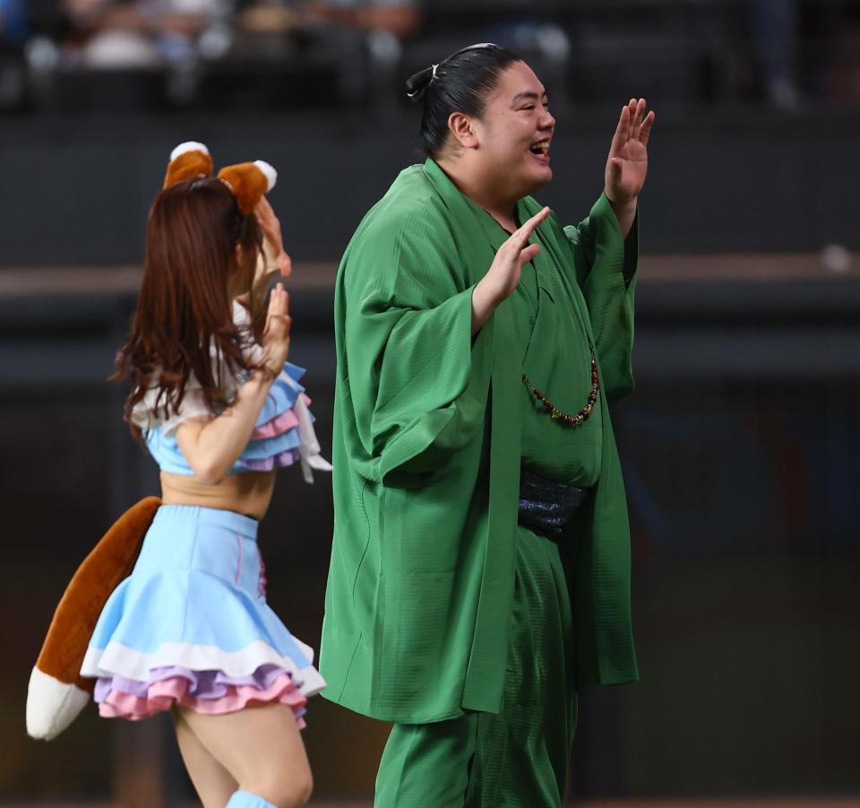 　ファイターズガールときつねダンスを踊る一山本（右）＝撮影・中島達哉