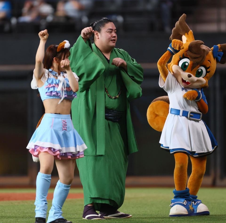 　ファイターズガールときつねダンスを踊る一山本（中央）＝撮影・中島達哉