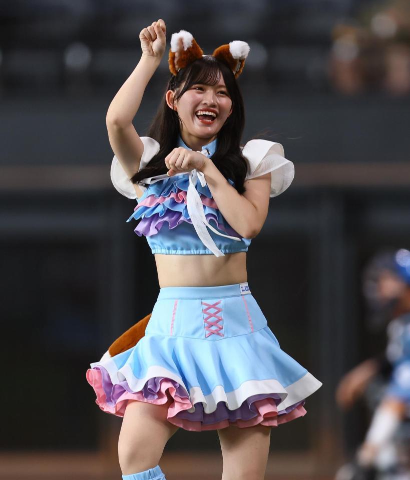 　期間限定衣装を着用してきつねダンスを踊るファイターズガールの工藤心優さん（撮影・中島達哉）