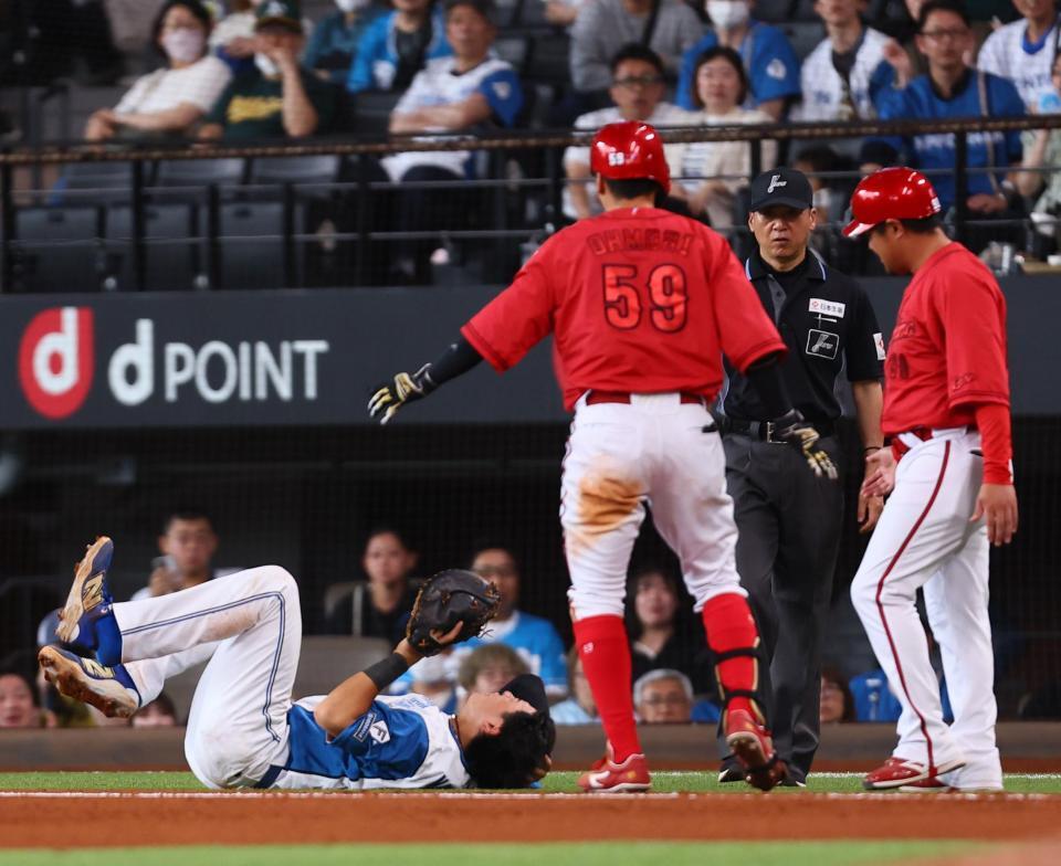 　８回、大盛（中央）と接触し、倒れ込む野村（撮影・中島達哉）