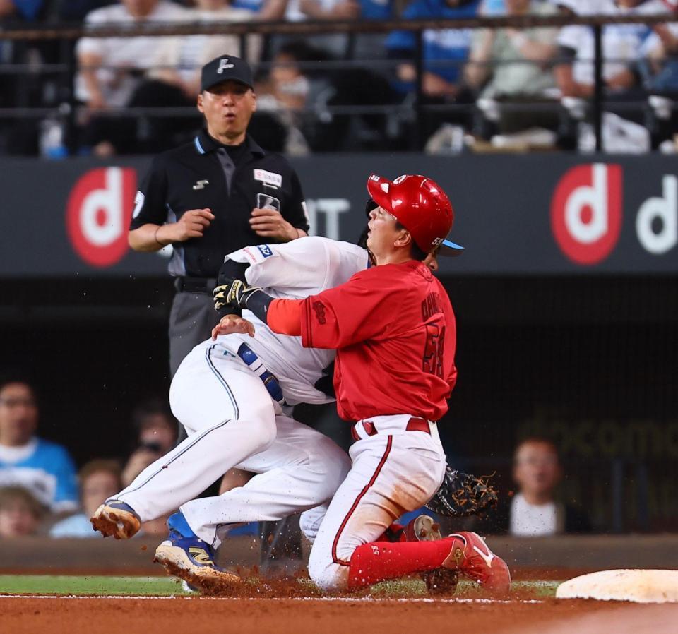 　８回、大盛（右）と接触する野村（撮影・中島達哉）