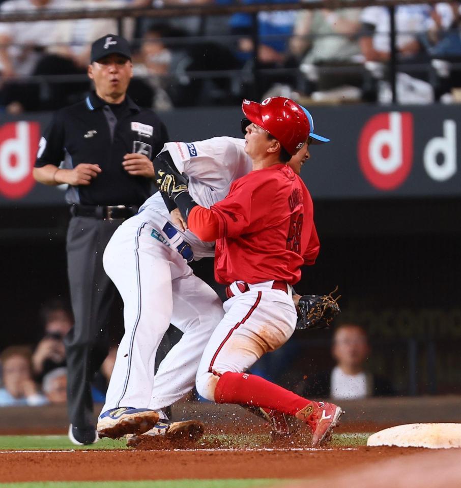 　８回、大盛（右）と接触する野村（撮影・中島達哉）