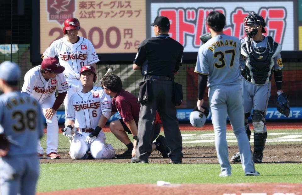 　８回、及川から死球を受ける村林（撮影・金田祐二）