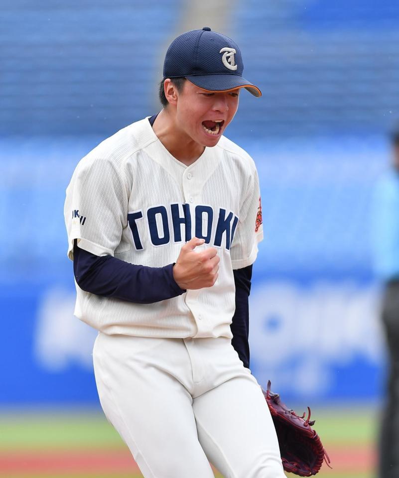 　３回、福井工大・渡部千博を二ゴロ併殺に打ち取り雄たけびを上げる東北福祉大・桜井頼之介（撮影・開出牧）