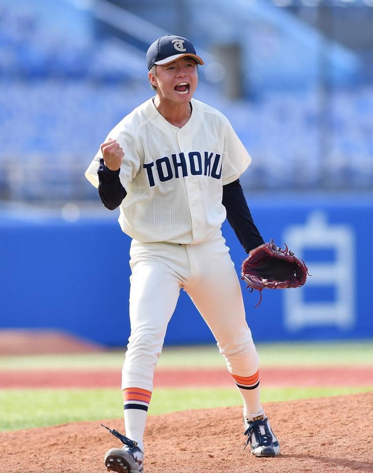 　７回、山川を三振に仕留めガッツポーズを決める東北福祉大・桜井頼之介（撮影・開出牧）