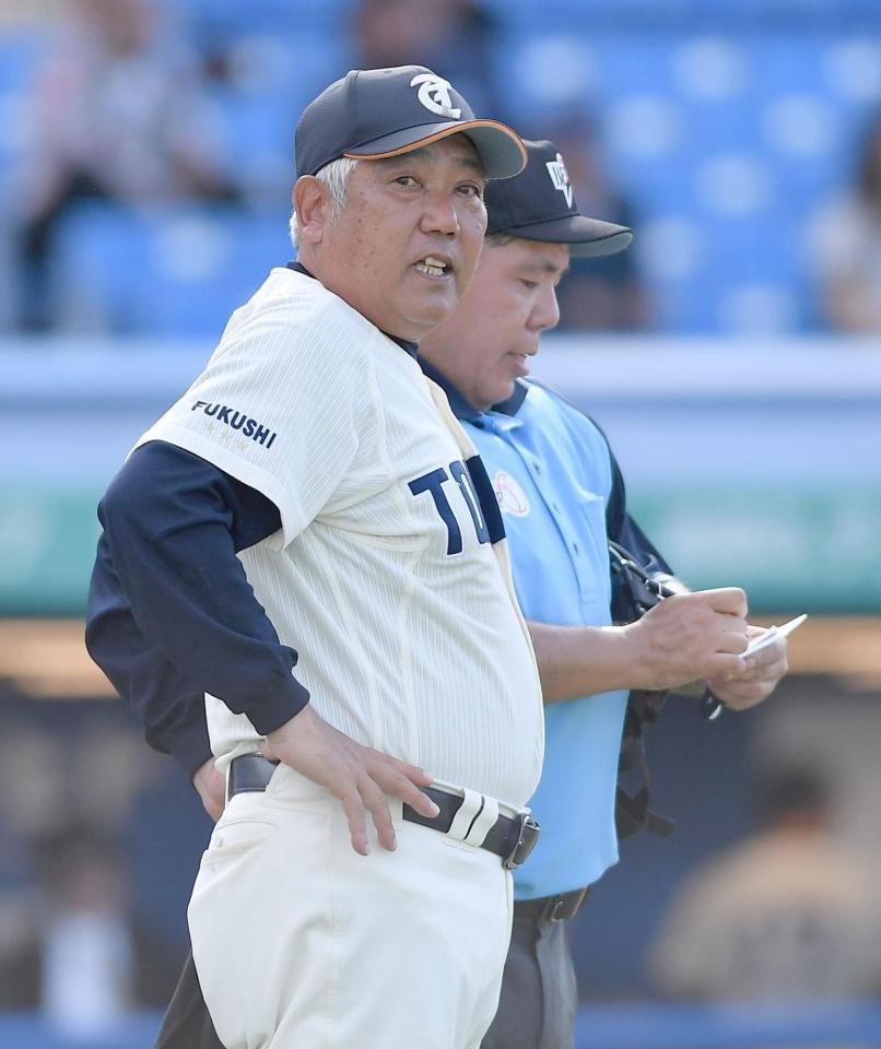 　８回、選手交代を告げる東北福祉大・山路哲生監督（撮影・開出牧）