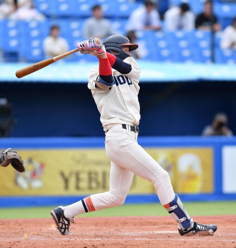 　３回、中前適時打を放つ東北福祉大・新保茉良（撮影・開出牧）