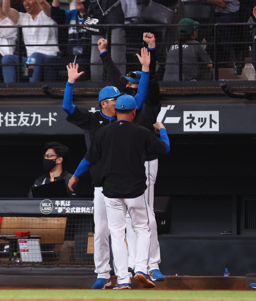　１０回、田宮がサヨナラ本塁打を放ち、歓喜のガッツポーズをする新庄監督（奥）＝撮影・中島達哉