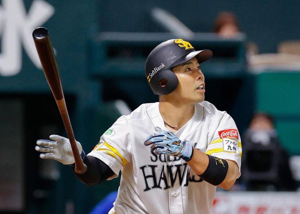 　４回、近藤が右越えに先制２ランを放つ