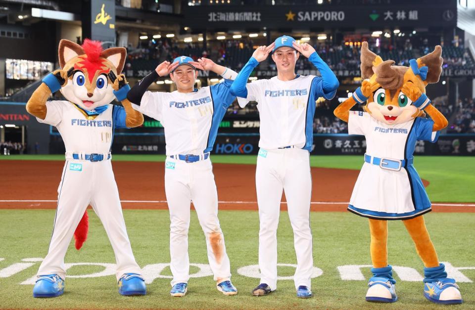 　「ゆあビーム」で記念撮影に応じる田宮（左）と柳川（撮影・中島達哉）