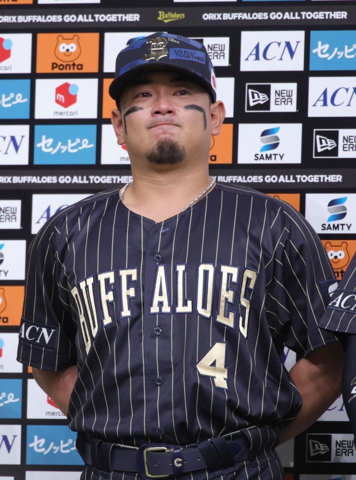 　大阪桐蔭時代のチームメイト・福森大翔さんへの思いがこみ上げ、ヒーローインタビューで涙を流す森（撮影・坂部計介）