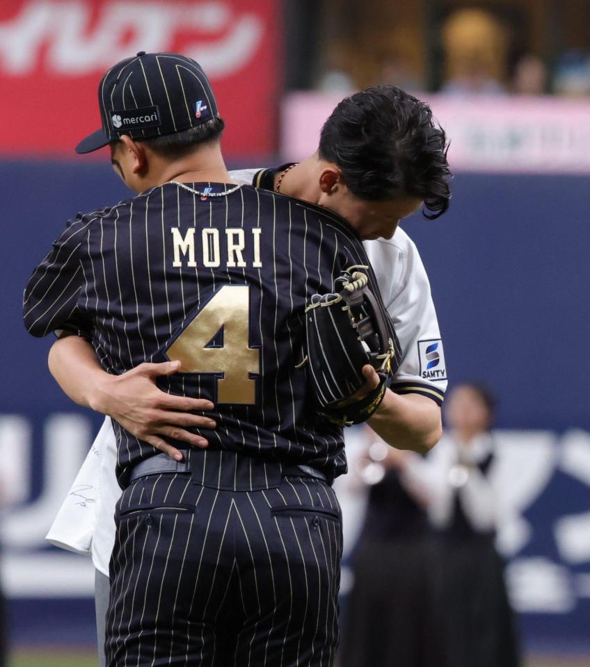 　始球式を終え、森と抱き合う福森大翔さん（撮影・坂部計介）