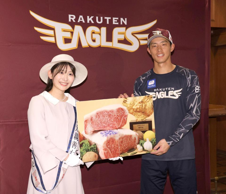 　神戸観光親善大使の市来碧唯さん（左）から神戸牛を贈呈される辰己（撮影・西岡正）