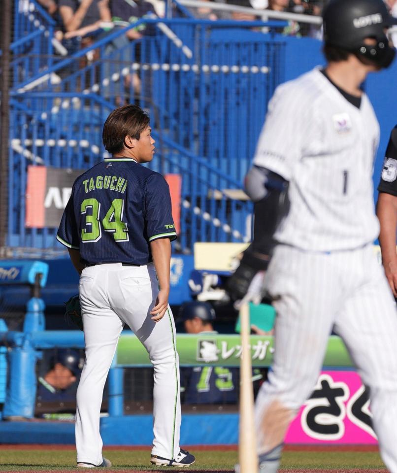 　ロッテにサヨナラ負けし、引き揚げる田口