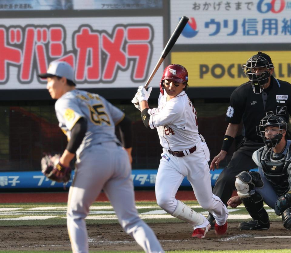 　１２回、サヨナラ打を放つ黒川（撮影・金田祐二）