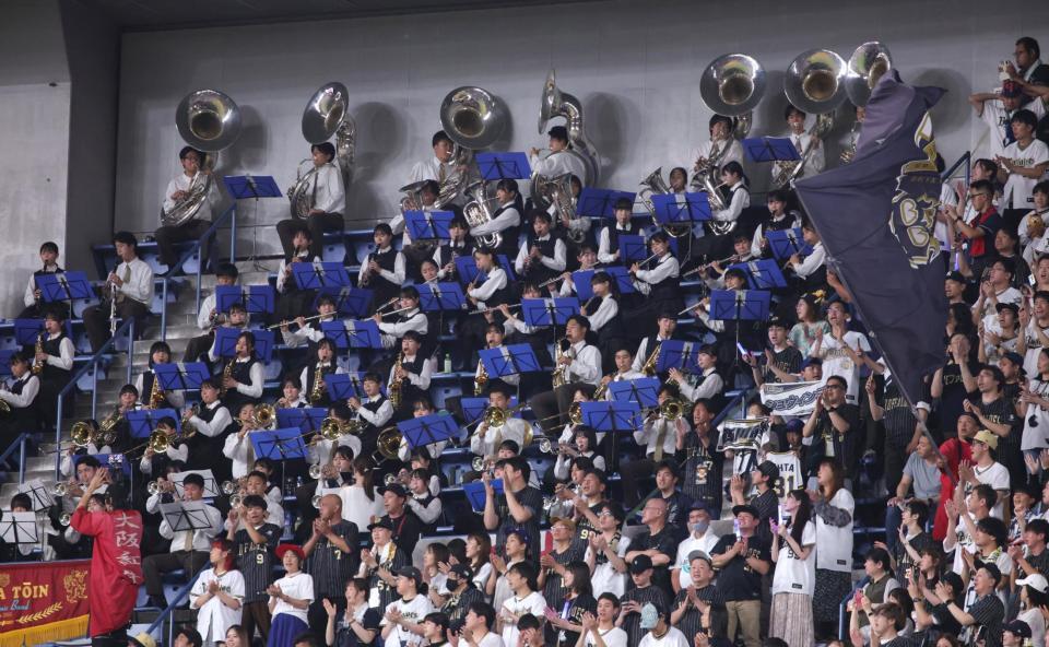 　ライトスタンドでオリックスの応援団とコラボで応援する大阪桐蔭高の吹奏楽部（撮影・坂部計介）