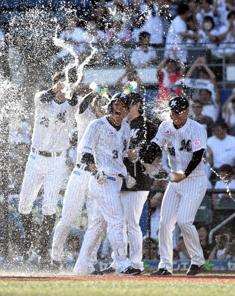 　９回、角中（中央）はサヨナラの左犠飛をを放ち、手荒い祝福を受ける（撮影・佐藤厚）