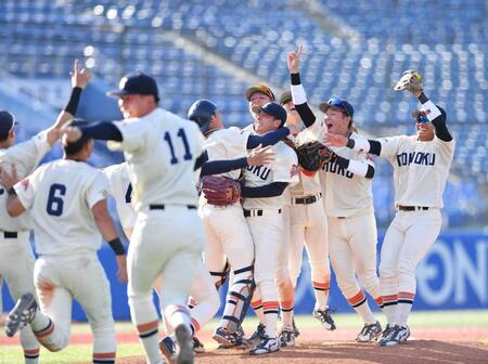 　優勝を決め喜びを爆発させる桜井（中央右）ら東北福祉ナイン（撮影・開出牧）