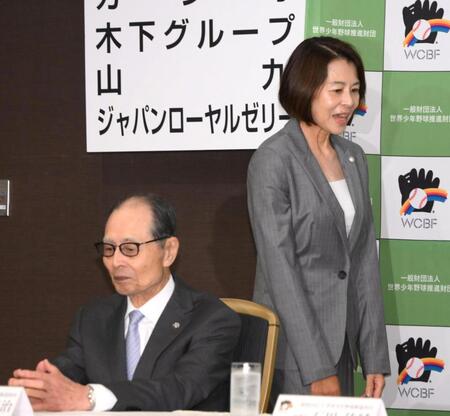 　登壇する王理恵氏。左は父の王貞治氏（撮影・堀内翔）