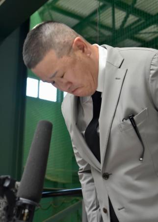 　記者会見で謝罪する中日の小山伸一郎２軍投手統括コーチ＝１６日、名古屋市